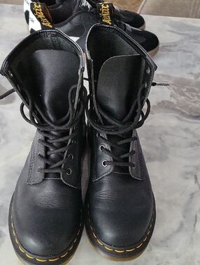Womens size 9, Dr. Martens Black Leather Lace-Up Boots